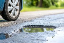 米国に行ったら道路に要注意！ ライダーが大けがをして市を提訴した理由は…