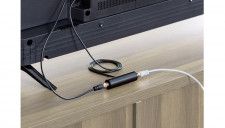 ごちゃつきがちなテレビ裏でも邪魔にならない！ 地上波テレビの信号を増幅するアンテナブースター