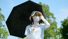 日差しカットでひんやり涼しい！ ユニクロの初の遮熱機能付き傘「UVカットコンパクトアンブレラ/遮熱」