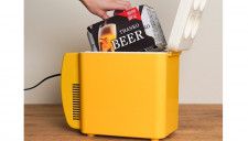 家飲みや晩酌のお供に! 缶ビール6本がすっぽり入るミニ冷蔵庫