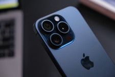 「iPhone 16 Pro」の背面カメラ、回転式の電気カミソリみたいなデザインになるかも