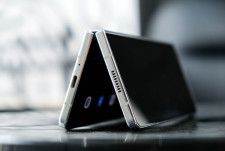 サムスン、「Galaxy Z Fold6」廉価版の発売を見送り？ もっと薄くしたいが…