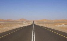 横断に2時間！ 世界最長かつ世界一退屈な「直線道路」が中東にあった