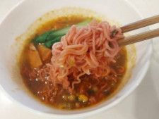 ベトナムが大興奮！「麺がピンク色の即席麺」の正体とは？