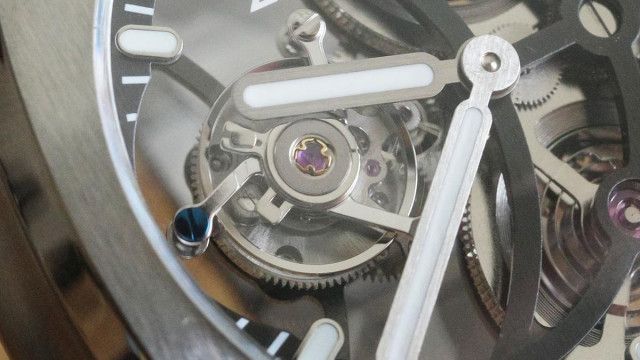 どこから見ても構造美を堪能できる日本製トゥールビヨン腕時計「ZEROO T7」