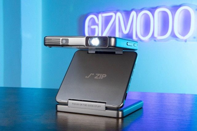 三つ折り小型プロジェクター「Aurzen Zip」。コンパクトが正義 三つ折り小型プロジェクター「Aurzen Zip」。コンパクトが正義