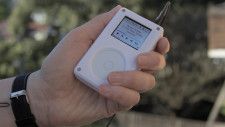 初代iPodそっくりの音楽プレーヤーで、Y2Kにワープ