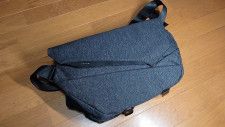 ミドル世代の背中をクールに見せる容量可変式のスリングバッグ「SEKKEI MX-sling」に新色グレーが登場
