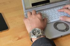 日常を格上げするフルスケルトンデザインの機械式腕時計「ZEROO T7」