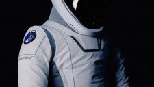 SpaceX、民間初の船外活動用新宇宙服をお披露目