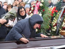 ロシアのドローン攻撃で亡くなった人たちの葬儀で涙を流す女性ら＝2024年2月12日、ウクライナ東部ハルキウ、Vyacheslav Madiyevskyy/Ukrinform／Sipa USA via Reuters Connect