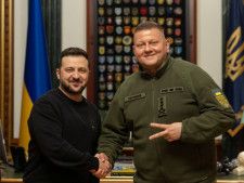 ゼレンスキー大統領（左）とザルジニー総司令官。軍トップの交代が発表された同日に撮影された＝2024年2月8日、ウクライナ首都キーウ、ロイター