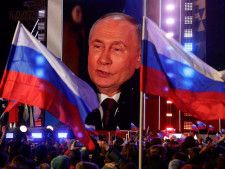 大統領再選を決め、「赤の広場」で行われた集会に登壇したプーチン氏＝2024年3月18日、モスクワ中心部、ロイター