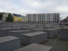 観光名所のブランデンブルク門の近くにある「虐殺されたヨーロッパのユダヤ人のための記念碑」。多くの人が訪れていた＝2024年1月27日、ベルリン、中川竜児撮影