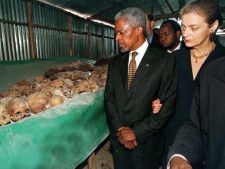 ルワンダの首都キガリから約50キロ離れた集落で殺害されたツチの追悼施設を訪れたコフィ・アナン国連事務総長（写真中央、当時）＝1998年月5月8日、ルワンダ、ロイター