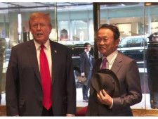 トランプ前米大統領（左）とニューヨークのトランプタワー内で約1時間会談した麻生太郎自民党副総裁＝2024年4月23日、ニューヨーク、ロイター