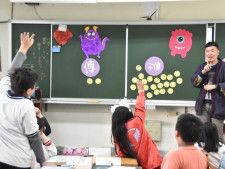 新北市の小学校4年生の教室で、「デジタル性暴力」をテーマに授業をする教師の紀孟均さん=2024年3月21日、台湾・新北市、塩入彩撮影