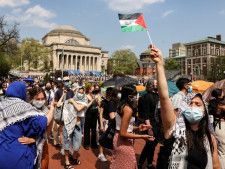 コロンビア大学の芝生で行われたパレスチナ支援の座り込みを支援する人々。大学当局は4月29日午後2時の期限までに退去しなければ停学処分にすると迫った＝2024年4月29日、ニューヨーク、ロイター