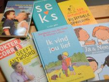 子ども向けの本屋の「カスぺーレ」では、性に関する絵本や本が並べられたコーナーがあり、親子が買い求めに来るという=2024年3月5日、オランダ・アムステルダム、島崎周撮影