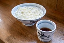 何度食べても評価に揺るぎなし！香川・善通寺の美しいフォルムの「釜揚げうどん」