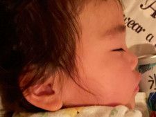 『ある物』を抱いて寝る赤ちゃん　写真に『１５万人』が感動　「激エモ」「泣いてしまう」