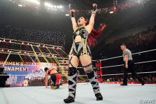 【WWE】イヨがシェイナ撃破で「クイーン・オブ・ザ・リング」ベスト4進出 「私がクイーンになってチャンピオンに返り咲く!」