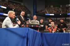 【WWE】王者対決へ調印式 US王者ローガンがダブルタイトル戦拒否も コーディが契約書にサインで統一WWE王座戦が決定
