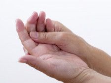 中指を押すと痛いのは病気？対処法、受診の目安も解説