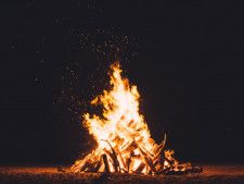 キャンプで火事に？！焚き火の注意点と消火におすすめなアイテムを防災士・焚き火ストがアドバイス