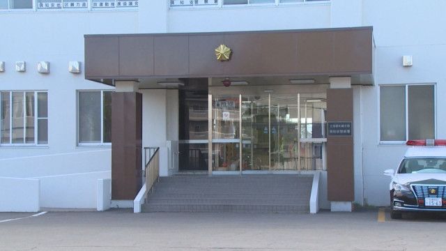 北海道ニセコ町で砂利搬送中のダンプカー横転、84歳の男性運転手死亡　未舗装でバランス崩したか