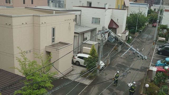 速報「ドドドッと音がして地震かと…」札幌・中央区の住宅街で、電柱がポッキリと折れる　経年劣化か　人や建物への被害なし