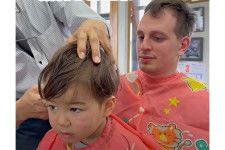 スイス生まれの兄弟が日本の理髪店へ　プロの技術にパパも釘付け　「見学するのに一番の席だよ」