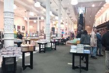 アメリカ最大の書店、バーンズ・アンド・ノーブルの広々とした店内【写真：ユキ】