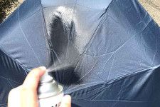 防水スプレーで傘をコーティング（写真はイメージ）【写真：写真AC】