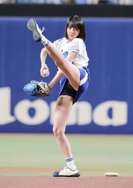 【中日】美脚を高々上げ「柔軟性には自信があるので」プロ雀士の岡田紗佳が始球式