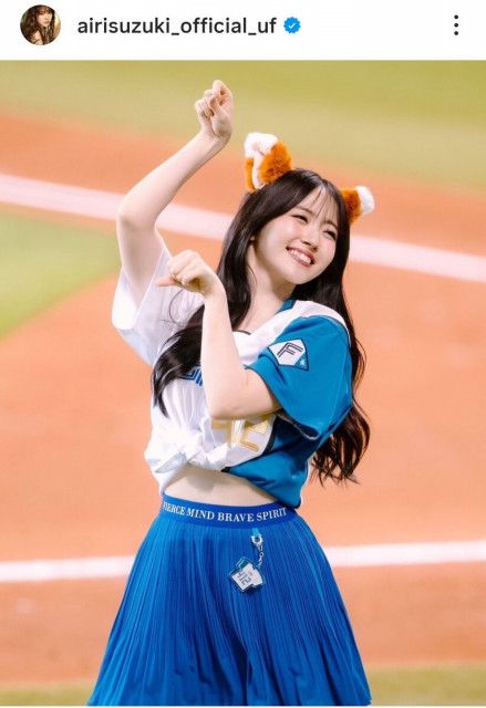 「可愛すぎだろおい」「たまらんな」鈴木愛理　お腹チラリ！きつねダンス絶賛「メロメロやわ」「反則だ」
