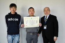 浜野教育長（右）から感謝状を受け取った白木さん（中央）と岩田さん
