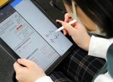 タブレット端末で手書き入力機能のある計算アプリを使用する生徒(加藤哲朗撮影)