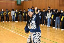 札幌ウポポ保存会の新谷由美子さん（中央）とともにアイヌ舞踊を踊る岩見沢東高の1年生