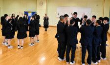 歌と踊りでアイヌ文化学ぶ　釧路明輝高生20人が体験