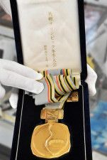 1972年札幌冬季五輪で笠谷さんが獲得した金メダル。寄贈を受けた仁木町が保管している