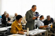 順番に日本国憲法の条文を読み上げる集会参加者