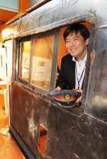 雄別鉄道で使われていた蒸気機関車の運転室から顔を出し、「釧路の産業を支えた鉄道の記録を残したい」と語る釧路市立博物館学芸員の石川孝織さん