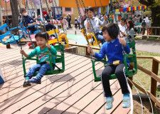 こどもの日　函館の遊園地、公園にぎわう　乗り物に笑顔満載