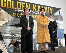 映画のヒットを記念した舞台あいさつに臨む（左から）久保茂昭監督、山崎賢人さん、山田杏奈さん＝１月、札幌