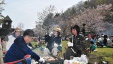 子野日公園で開幕した「あっけし桜・牡蠣まつり」