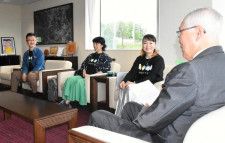 上野正三市長（右）に赤毛米を題材にした歌の完成を報告するクアドリフォリオの左からMakouさん、いとうかなこさん、島みやさん