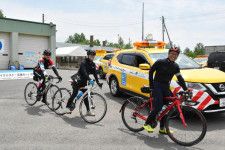 自転車愛好家とともに、巡回へと向かう「サイクリスト・応援カー」（写真後方）