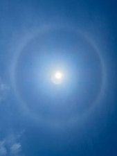 太陽取り囲む光の大輪　中標津上空で「日暈」現象