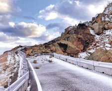 迂回路一時不通に　珠洲―輪島結ぶ国道２４９号　奇岩「鯖尾岩」崩落　生活道路再開に安堵